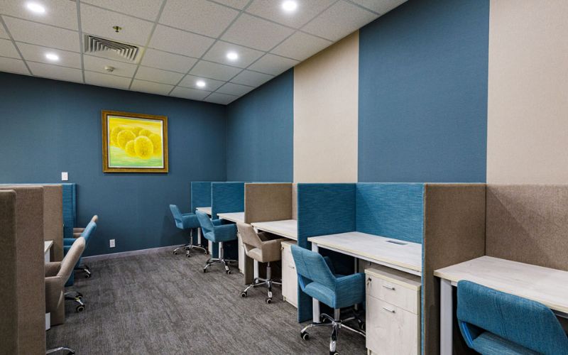 Office Layout how to arrange desk in room